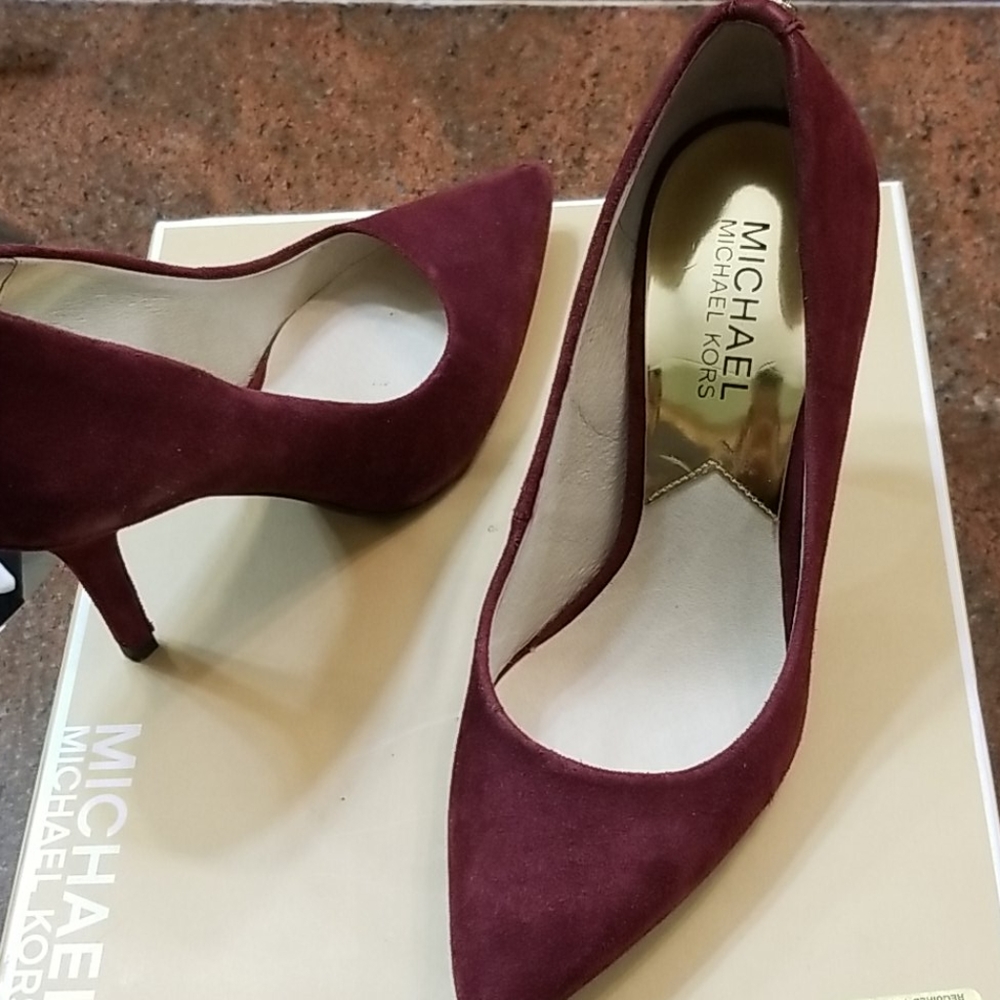 SHOES - Picture 2 of 4